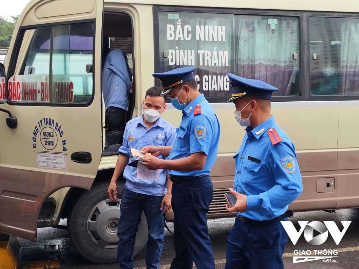 Thanh tra giao thông vận tải Hà Nội kiểm tra điều kiện người lái.