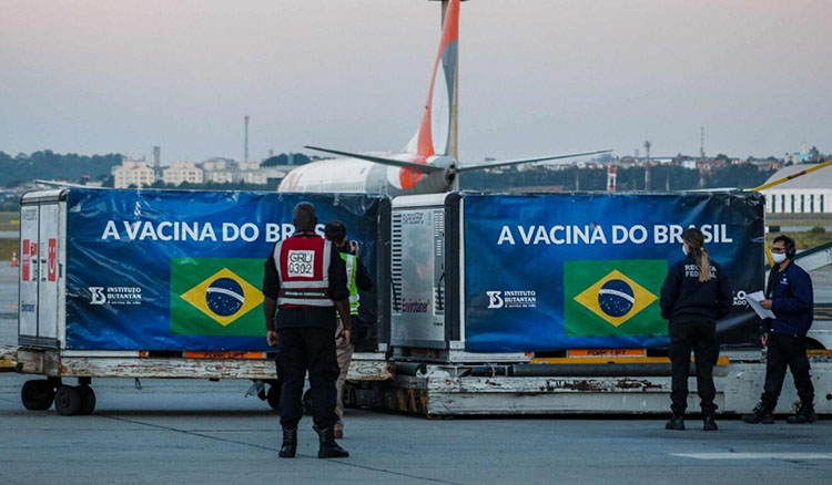 Các container đông lạnh chứa vaccine Sinovac được đưa tới Guarulhos, Brazil. Ảnh: DPA