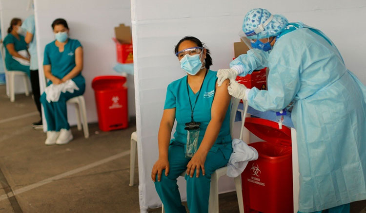 Một nhân viên y tế tại thủ đô Lima của Peri được tiêm vaccine Sinopharm của Trung Quốc hồi tháng 2/2021. Ảnh: AFP