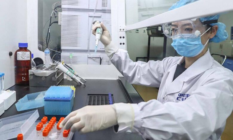 Trung Quốc đã tiêm vaccine Covid-19 cho các bác sỹ từ tháng 7/2020. Ảnh: CNN