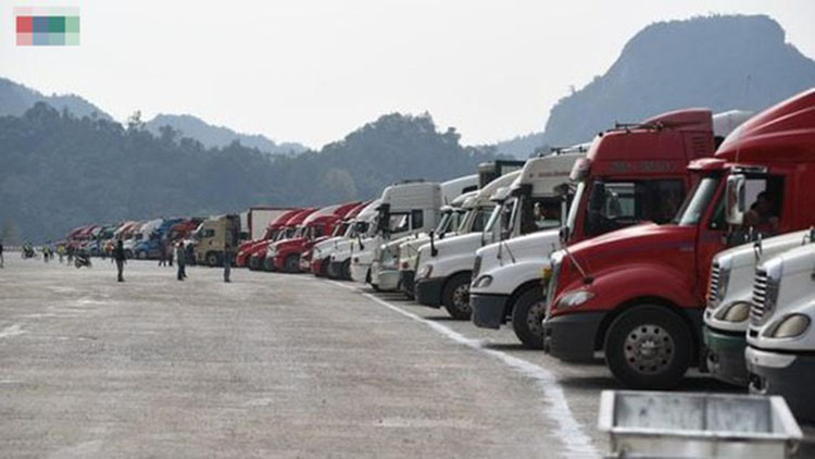 Hàng nghìn xe tải bị kẹt tại các cửa khẩu, không xuất được hàng hóa sang biên giới do dịch Covid-19.