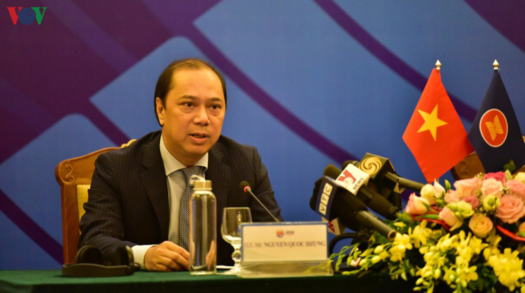 Thứ trưởng Bộ Ngoại giao Nguyễn Quốc Dũng, Tổng Thư ký Ủy ban Quốc gia ASEAN 2020 chủ trì cuộc họp báo.