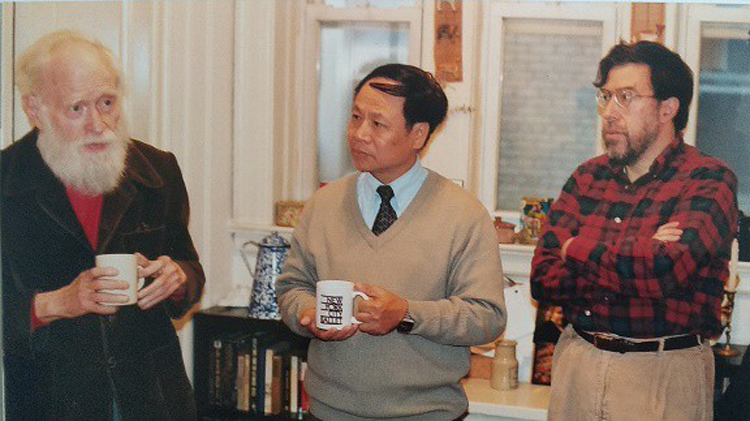 Nhà báo Vĩnh Trà (giữa) trò chuyện với nhà báo Mỹ John Hess (trái) tại New York ngày 19/5/200.