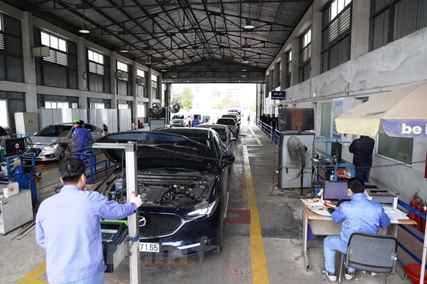 Ô tô xếp hàng dài chờ đăng kiểm tại một trung tâm đăng kiểm của Hà Nội ngày 13/3. (Ảnh: Văn Chương)
