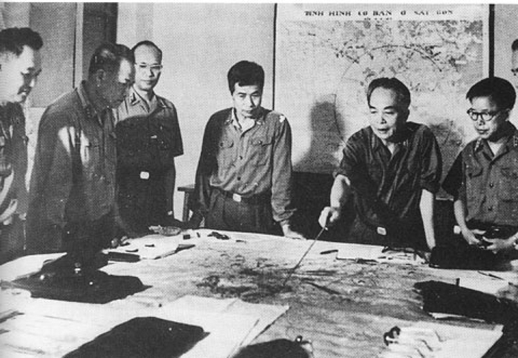 Đại tướng Võ Nguyên Giáp, Bí thư Quân ủy T.Ư truyền đạt Nghị quyết Bộ Chính trị mở chiến dịch Hồ Chí Minh (Ảnh Bảo tàng lịch sử quốc gia)