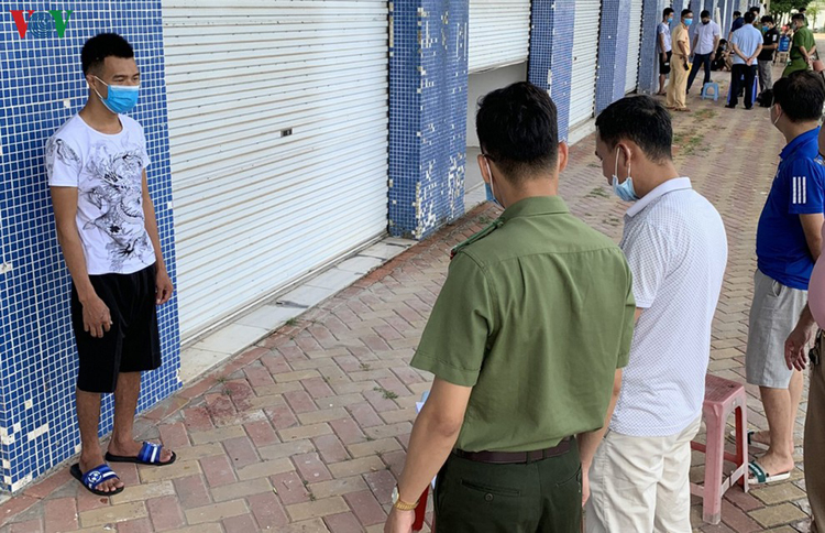 Cơ quan An ninh điều tra, Công an tỉnh Quảng Ninh vừa khởi tố, bắt tạm giam 6 đối tượng ở thành phố Móng Cái do có hành vi “Tổ chức cho người khác nhập cảnh trái phép”.