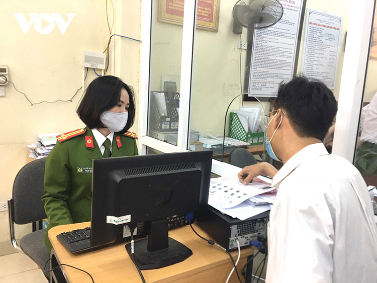 Trung tá Nguyễn Thị Thu Cúc, Phó Đội trưởng, đội QLHC và TTXH, Công an quận Thanh Xuân trực tiếp hướng dẫn công dân đến làm thủ tục cấp thẻ CCCD gắn chíp.