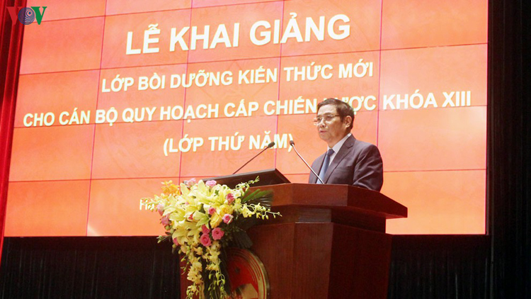 Uỷ viên Bộ Chính trị, Bí thư Trung ương Đảng, Trưởng Ban Tổ chức Trung ương Phạm Minh Chính phát biểu tại lễ khai giảng.