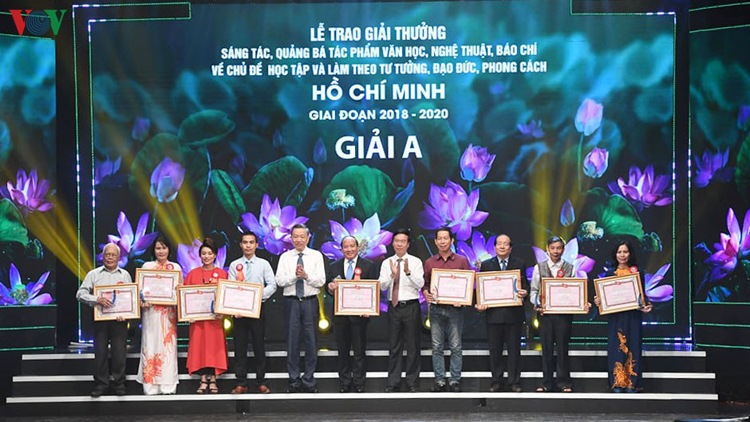 Trưởng Ban Tuyên giáo Trung ương Võ Văn Thưởng và Bộ trưởng Bộ Công an Tô Lâm trao giải A cho các tác giả, nhóm tác giả.