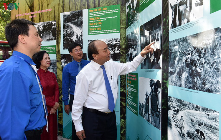 Thủ tướng Nguyễn Xuân Phúc thăm khu trưng bày lưu niệm.