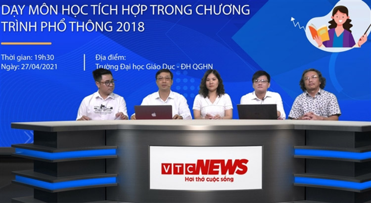 Phó giáo sư Mai Văn Hưng (ngoài cùng bên phải) và tiến sĩ Đoàn Nguyệt Linh (thứ ba từ trái sang).