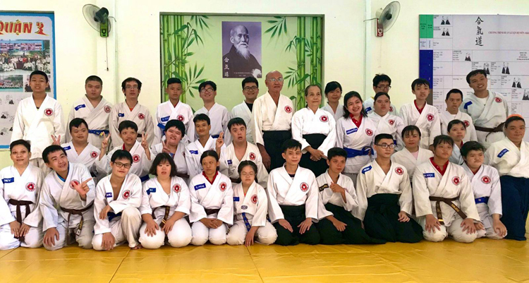 Võ sư Thanh Loan và học trò của bà tại lớp học “Aikido.