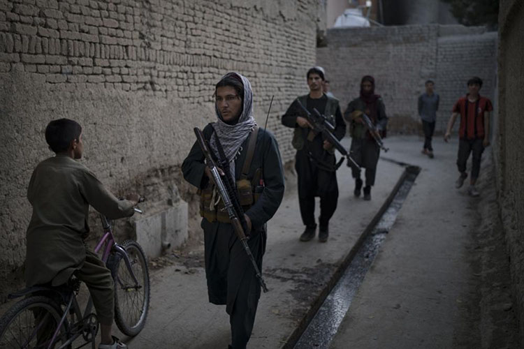 Các chiến binh Taliban tuần tra một khu phố ở thủ đô Kabul, Afghanistan. Ảnh: AP