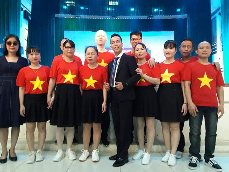 HLV Tô Văn Hòa (mặc comple) và các học viên khiếm thị.