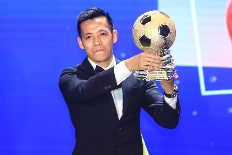 10 năm bước vào thế giới bóng đá chuyên nghiệp, tiền đạo Nguyễn Văn Quyết mới được giơ cao danh hiệu Quả bóng Vàng Việt Nam. 