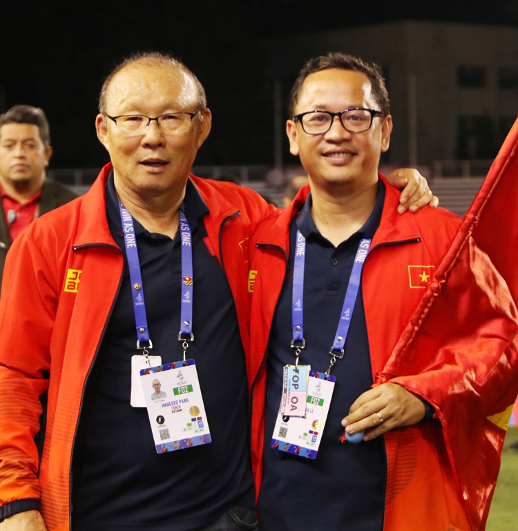 Trợ lý ngôn ngữ Lê Huy Khoa đã sát cánh cùng thầy trò HLV Park Hang Seo được 3 năm.