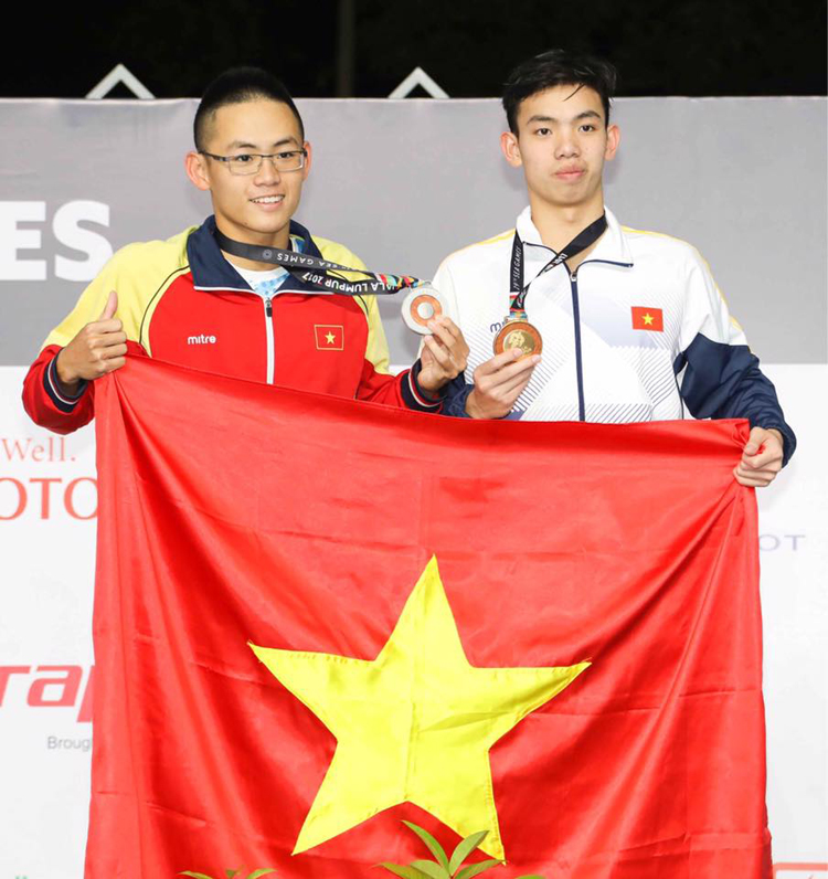 Lâm Quang Nhật (bìa trái) là gương mặt nổi bật trong cộng đồng triathlon Việt Nam.