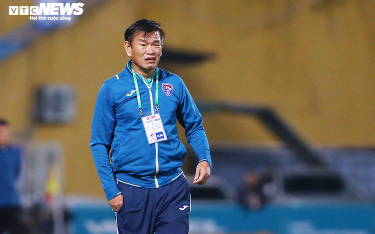 Than Quảng Ninh đang nợ lương huấn luyện viên Phan Thanh Hùng rất nhiều tháng.