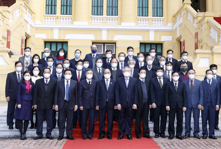 Chủ tịch nước Nguyễn Xuân Phúc chụp ảnh chung với các đại biểu tham dự hội thảo. 