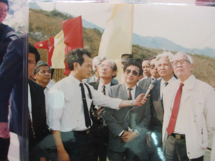 Nhà báo Đình Khải (người cầm míc) phỏng vấn Thủ tướng Võ Văn Kiệt năm 1993. (Ảnh tác giả cung cấp)