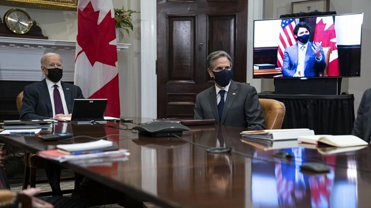 Tổng thống Mỹ Joe Biden và Ngoại trưởng Antony Blinken lắng nghe phát biểu của Thủ tướng Canada Justin Trudeau trong một cuộc họp trực tuyến ngày 23/2/2021. Ảnh: AP