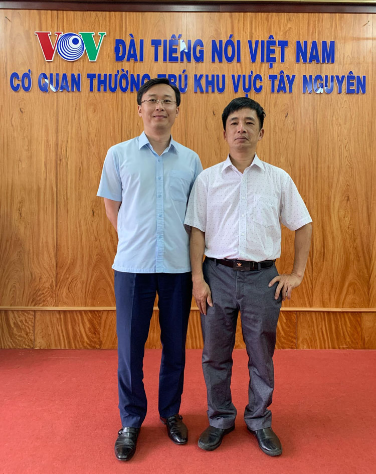 Nhà báo Đình Tuấn (bên phải) và nhà báo Hải Định dành nhiều tâm huyết cho nông nghiệp Tây Nguyên.