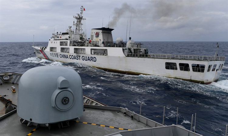 Tàu hải quân Indonesia chạm trán tàu hải cảnh Trung Quốc hồi tháng 1/2020. (Ảnh: Reuters)