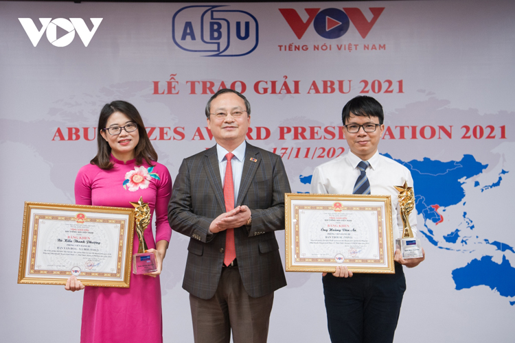 Thay mặt Ban Tổ chức, Tổng Giám đốc Đỗ Tiến Sỹ trao giải thưởng cho 2 tác giả của Đài Tiếng nói Việt Nam.