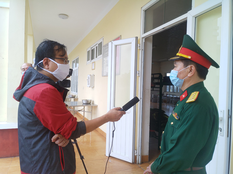 Nhà báó Nguyễn Anh Tuấn tác nghiệp cùng một chiến sĩ quay phim của tiểu đoàn