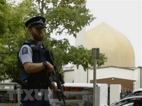 Cảnh sát gác trước nhà thờ Hồi giáo Al Noor ở Christchurch, New Zealand sau vụ xả súng.