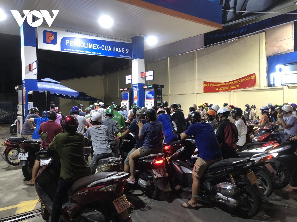 Tình trạng khan hiếm xăng dầu ở Hà Nội và nhiều địa phương khác.