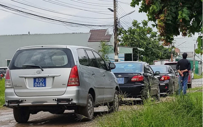 Hàng dài ô tô và một bãi xe máy trước đường vào đám cưới con trai của bà Hồ Thị Cẩm Đào - Trưởng ban Dân vận Tỉnh uỷ, Trưởng đoàn Đại biểu Quốc hội Sóc Trăng.