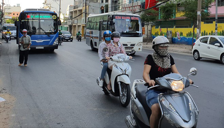 Nhiều ý kiến cho rằng đề xuất các phương tiện: mô tô, xe máy, xe đạp điện... phải bật đèn cả ban ngày khi lưu thông vào dự thảo luật Giao thông đường bộ sửa đổi thiếu thực tế, với điều kiện giao thông ở Việt Nam.