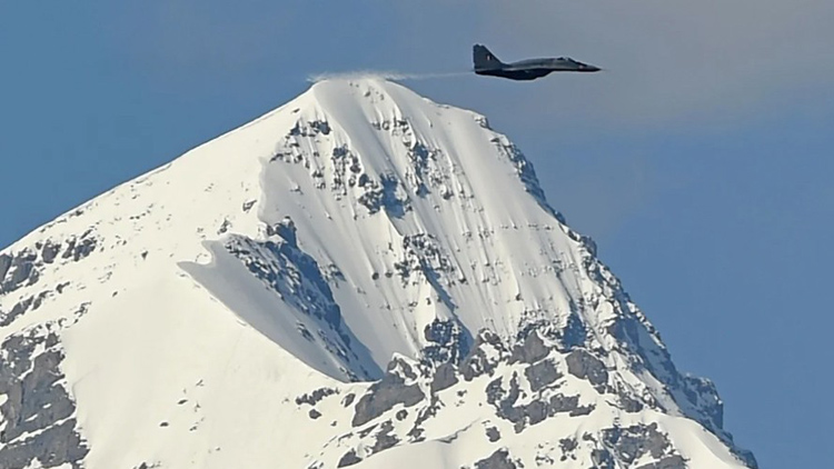 Một máy bay chiến đấu của Ấn Độ bay trên khu vực Leh, Ladakh. Ảnh: AFP