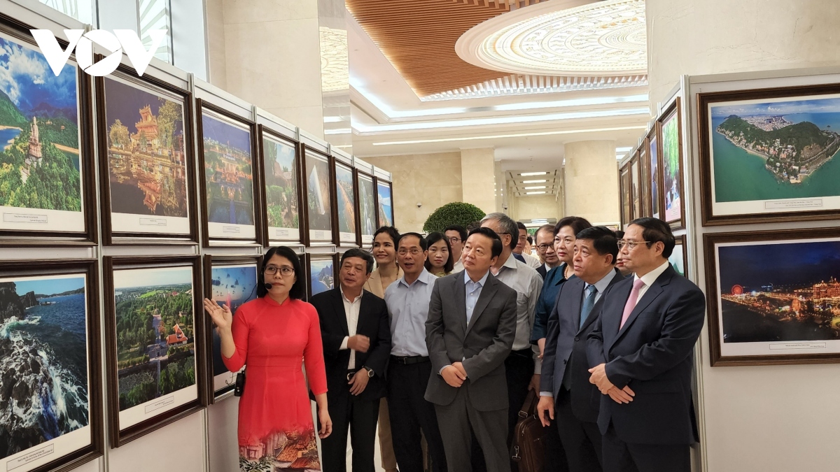 Thủ tướng cùng các đại biểu tham quan triển lãm Việt Nam - Đất nước - Con người.