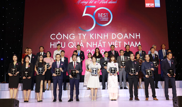 Ông Đỗ Thanh Tuấn, Giám đốc Đối ngoại Công ty Vinamilk (hàng đầu, thứ 5 từ trái sang) tại Lễ vinh danh “Top 50 công ty kinh doanh hiệu quả nhất Việt Nam”.
