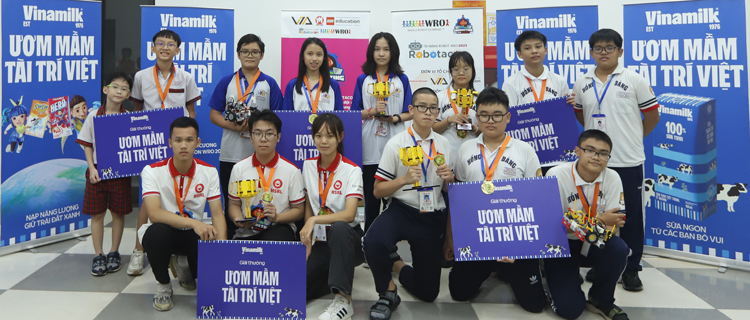 Các đội vô địch 5 bảng hào hứng nhận giải thưởng “Ươm mầm tài trí Việt” từ Vinamilk