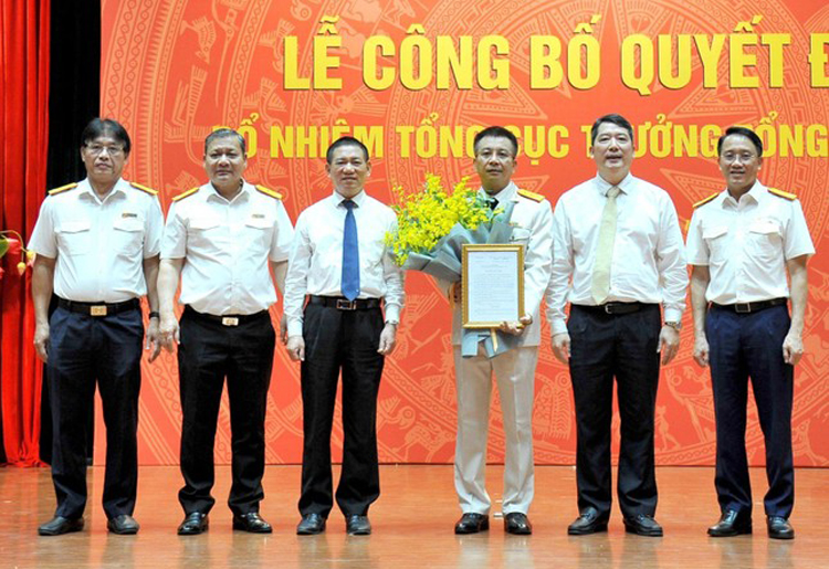 Lãnh đạo Bộ Tài chính tặng hoa chúc mừng ông Mai Xuân Thành.