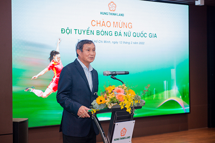 Ông Mai Đức Chung - HLV trưởng đội tuyển bóng đá nữ quốc gia, gửi lời cảm ơn nhà tài trợ Hưng Thịnh Land