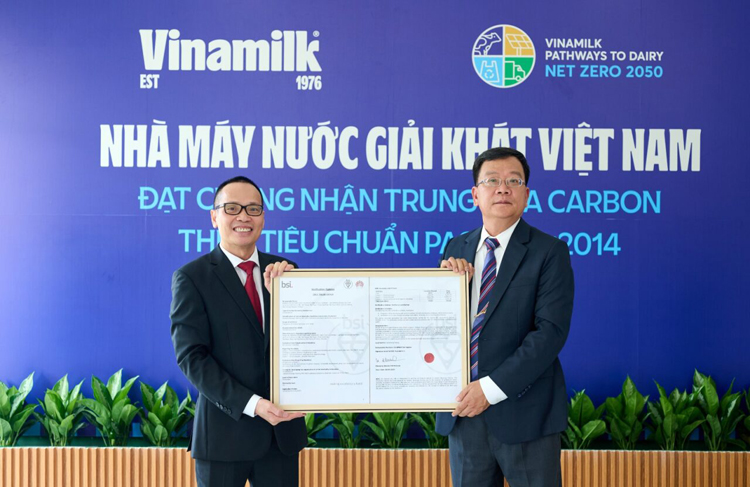 Ông Lê Duyên Anh, Tổng giám đốc BSI Việt Nam (bên trái) trao chứng nhận trung hòa carbon cho ông Nguyễn Thế Hòa - Giám đốc Nhà máy Nước giải khát Việt Nam (bên phải)
