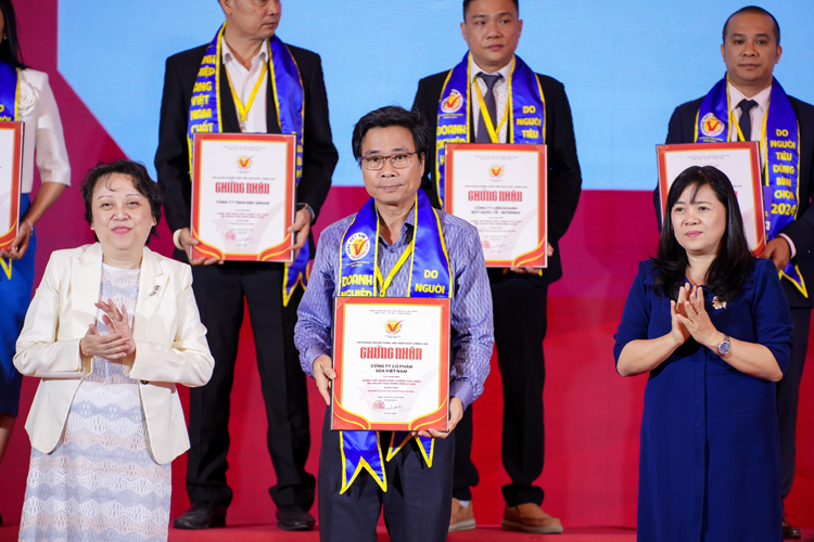 Ông Lê Hoàng Minh - Giám đốc điều hành Sản xuất kiêm Trưởng Dự án Net Zero Vinamilk – đón nhận danh hiệu HVNCLC 2024.