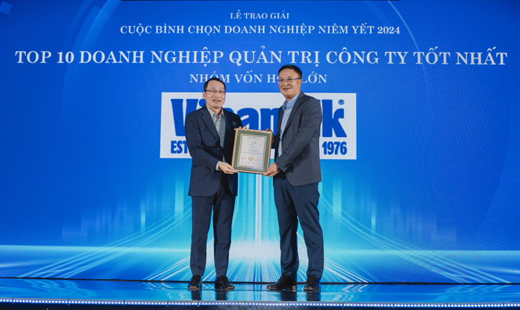 Đại diện Vinamilk (bên trái) đón nhận danh hiệu Top 10 Doanh nghiệp Quản trị công ty tốt nhất (nhóm vốn hóa lớn) năm thứ 10 liên tiếp.