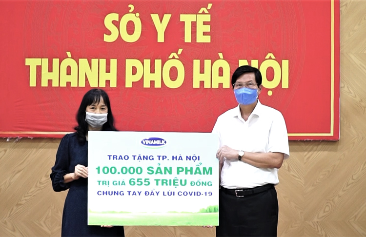 Gần 100.000 sản phẩm, tương đương hơn 655 triệu đồng, đã được Vinamilk trao tặng đại diện Sở Y tế TP. Hà Nội.