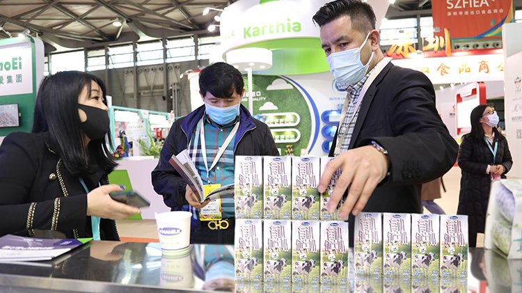 Các sản phẩm sữa của Vinamilk được người tiêu dùng chú ý khi tham gia hội chợ thực 