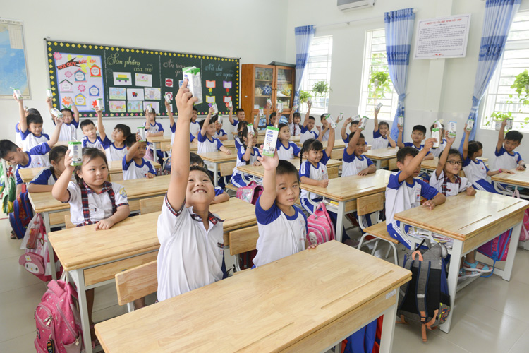 Các em học sinh trường Tiểu học Trang Tấn Khương, xã Long Thới, huyện Nhà Bè vui vẻ đón nhận những hộp sữa an toàn từ Chương trình SHĐ.