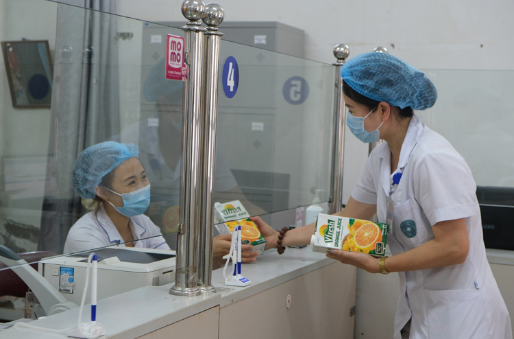 Các sản phẩm Vinamilk đã kịp thời “tiếp sức” cho các cán bộ y tế tại Bệnh viện Đa khoa Hà Đông.