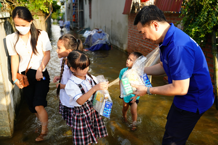 Những hộp sữa, gói bánh đến với nhiều em nhỏ đúng dịp trung thu 