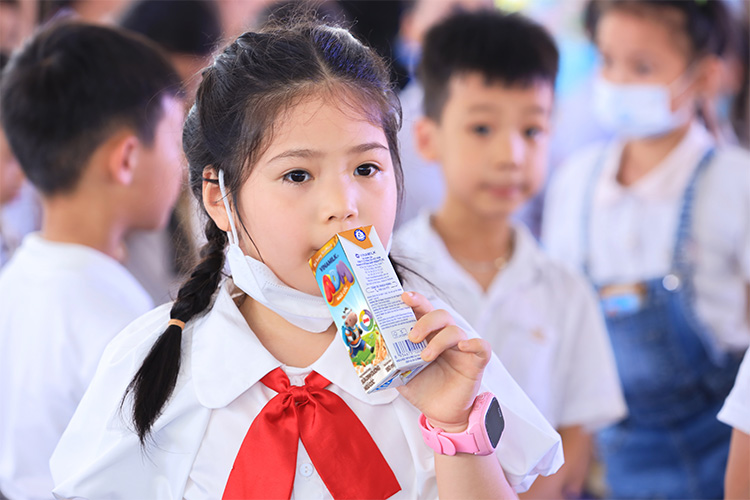 Tại sự kiện, các em nhỏ được thỏa thích thưởng thức các sản phẩm sữa thơm ngon và bổ dưỡng của Vinamilk
