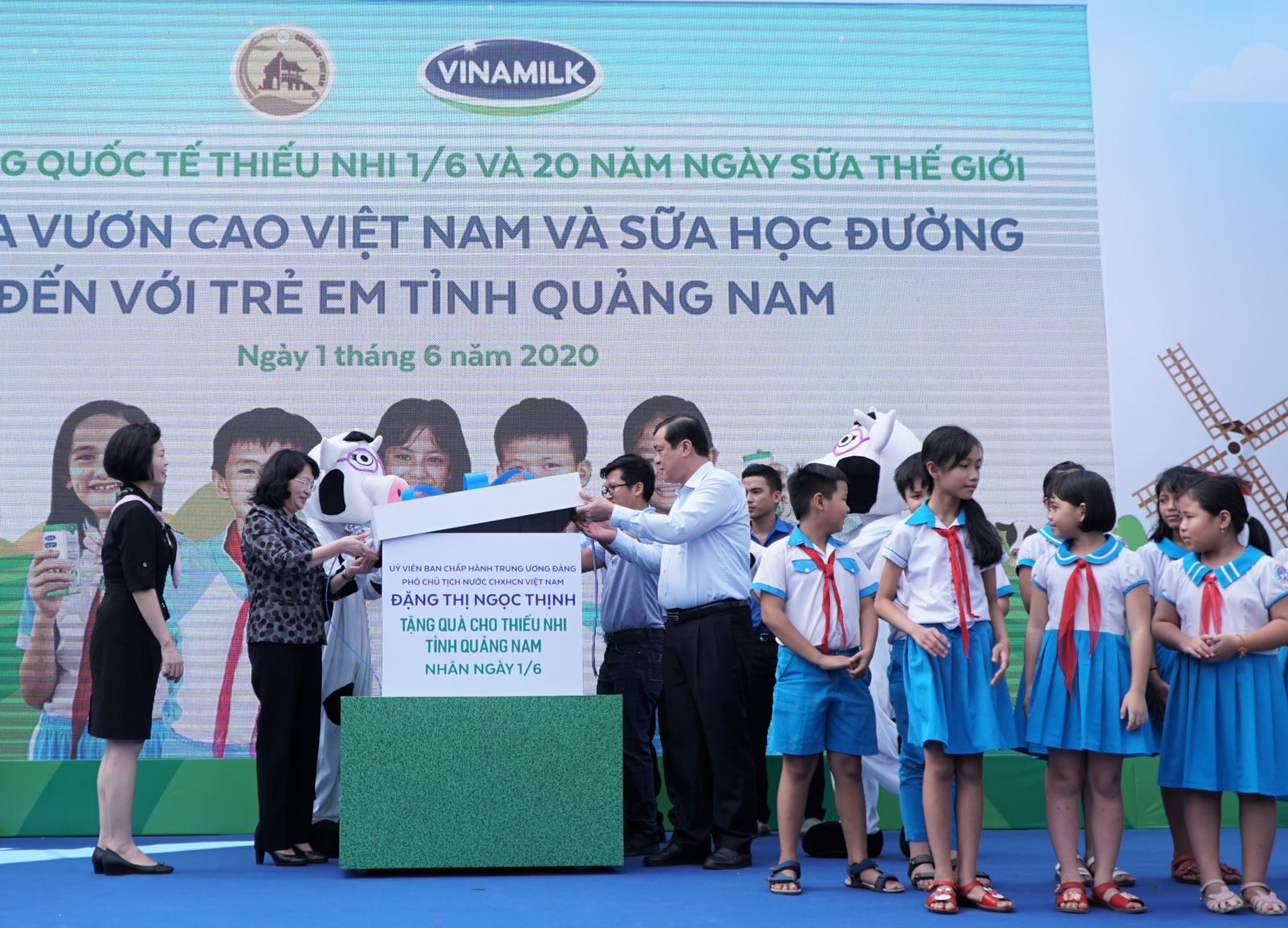 Phó Chủ tịch nước Đặng Thị Ngọc Thịnh cùng các đại biểu mở món quà đặc biệt dành tặng các em học sinh nhân ngày Quốc tế thiếu nhi. 