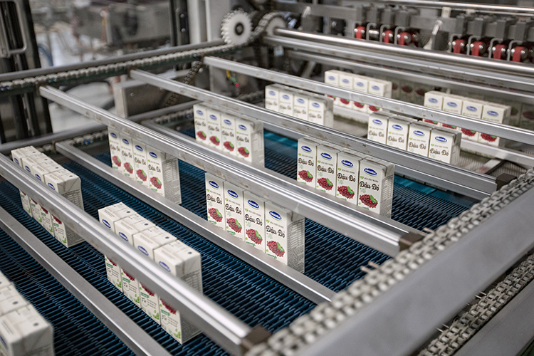 Dây chuyền sản xuất sản phẩm sữa đậu nành hạt trong nước và xuất khẩu tại nhà máy hiện đại của Vinamilk.